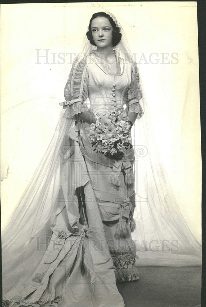 1939 Press Photo Mrs. Robert Black III/Heirloom Dress - Historic Images