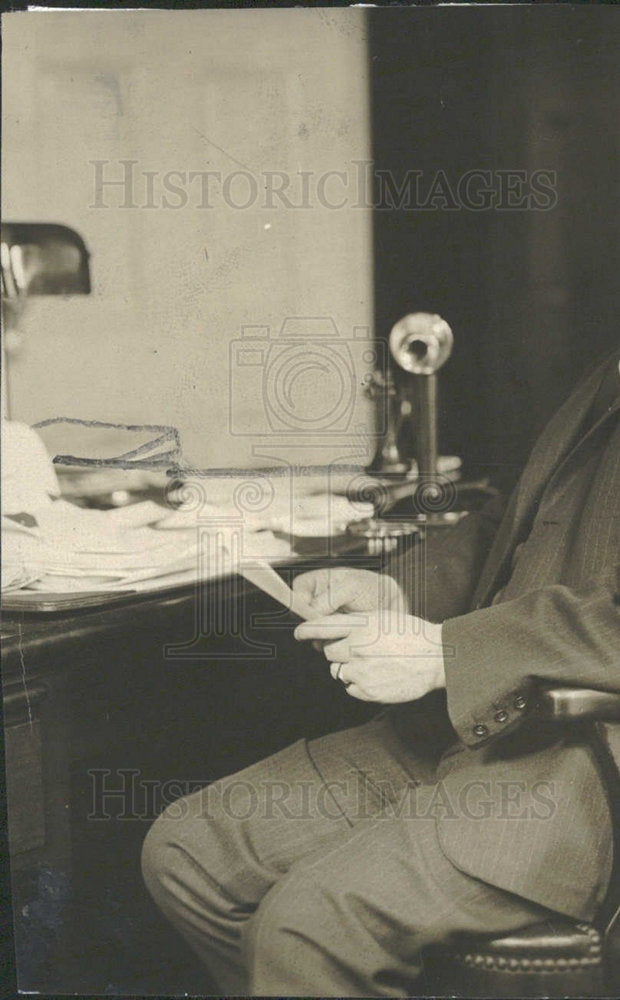 1919 Press Photo Someone sitting, who am I - Historic Images