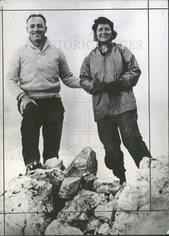 1944 Press Photo Gorham Couple Make 52 Club Climbing - Historic Images