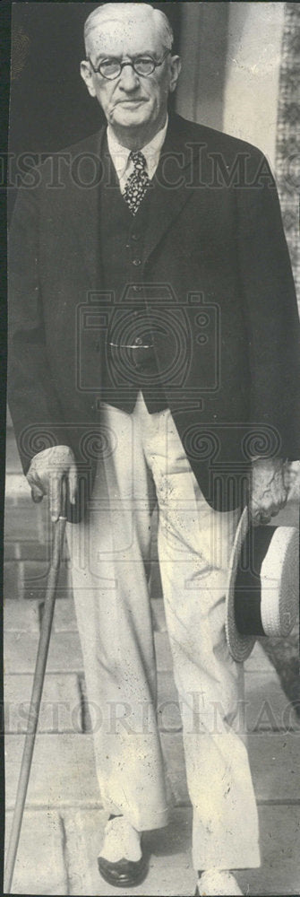 Press Photo Elderly Man With Cane And Hat - Historic Images