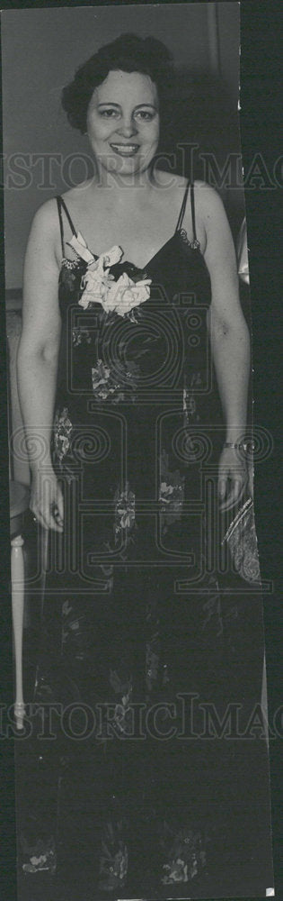 Press Photo Woman In Front Of Funny Mirror - Historic Images