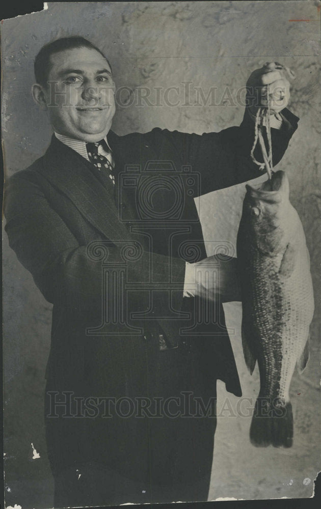 1932 Press Photo Dave Cook Sporting Goods Company - Historic Images