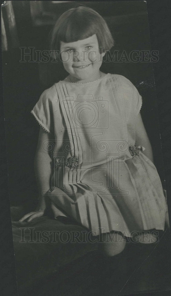 1953 Press Photo picture baby sat down smile - Historic Images