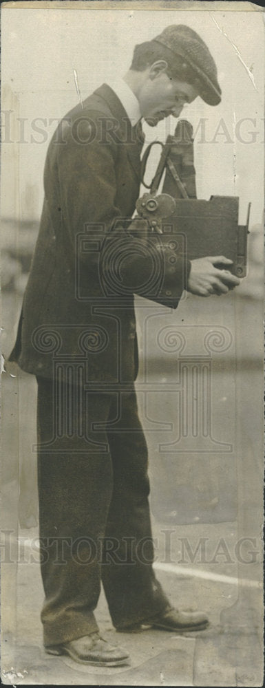 Press Photo person observe thing road object suit  - Historic Images