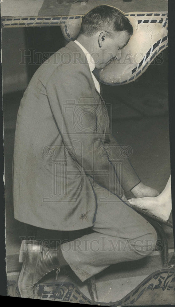 Press Photo Person working shoe shop plant business  - Historic Images