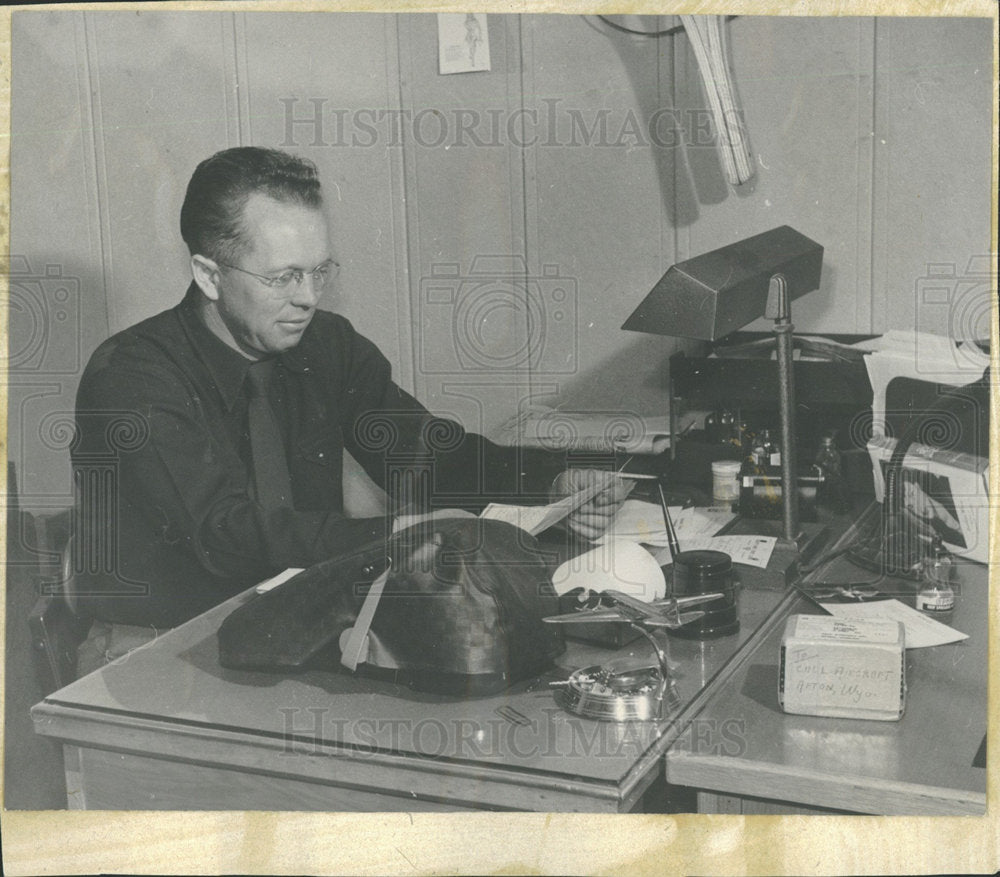 Press Photo Ruel Call office room plant planes highway - Historic Images