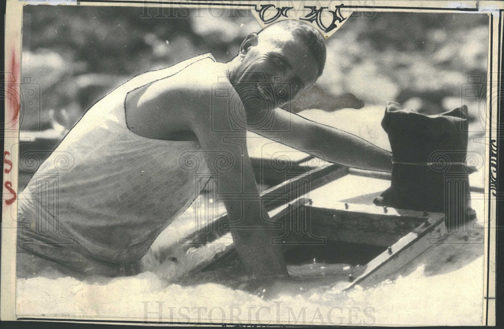 1968 Press Photo Al Birch Yampa works plant take object - Historic Images