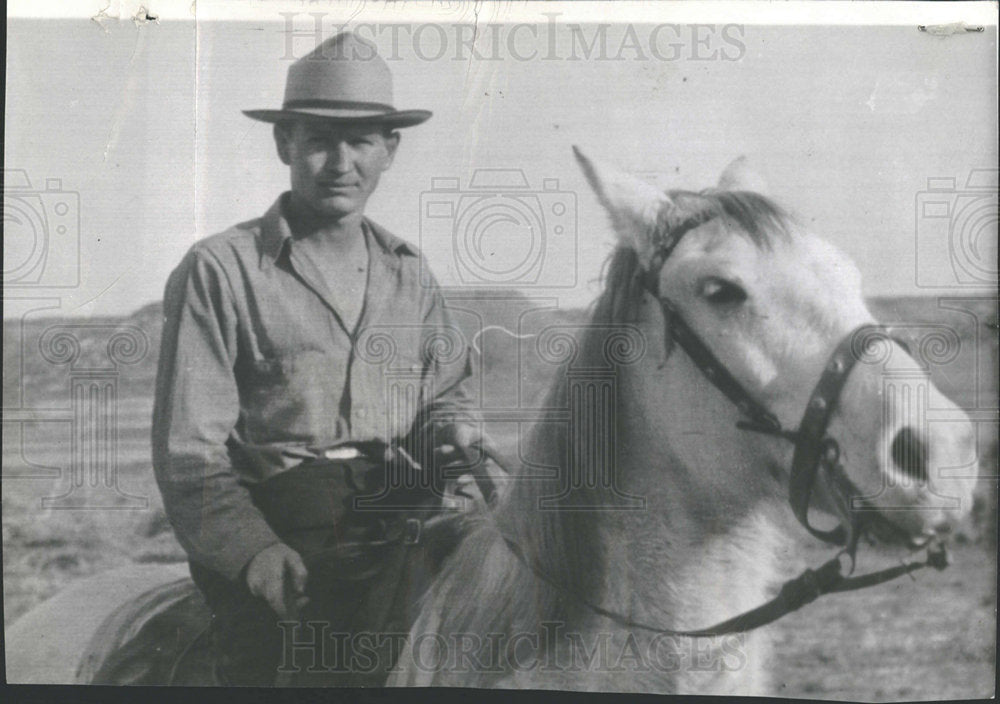 1940 Press Photo Jesse Carson Horse Jockey - Historic Images