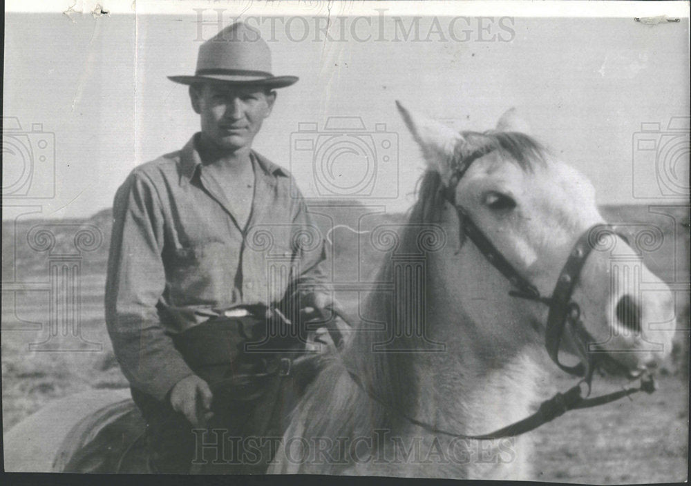 1940 Press Photo Jesse Carson Horse Jockey - Historic Images