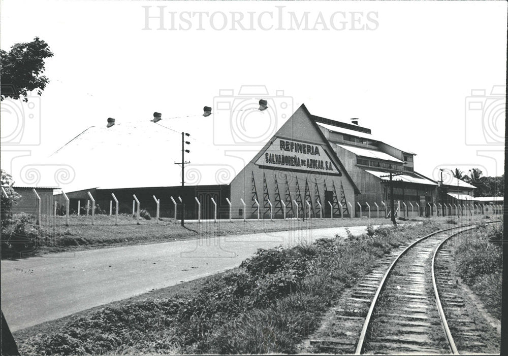 Press Photo Refineria Salvador Rail Track Station  - Historic Images