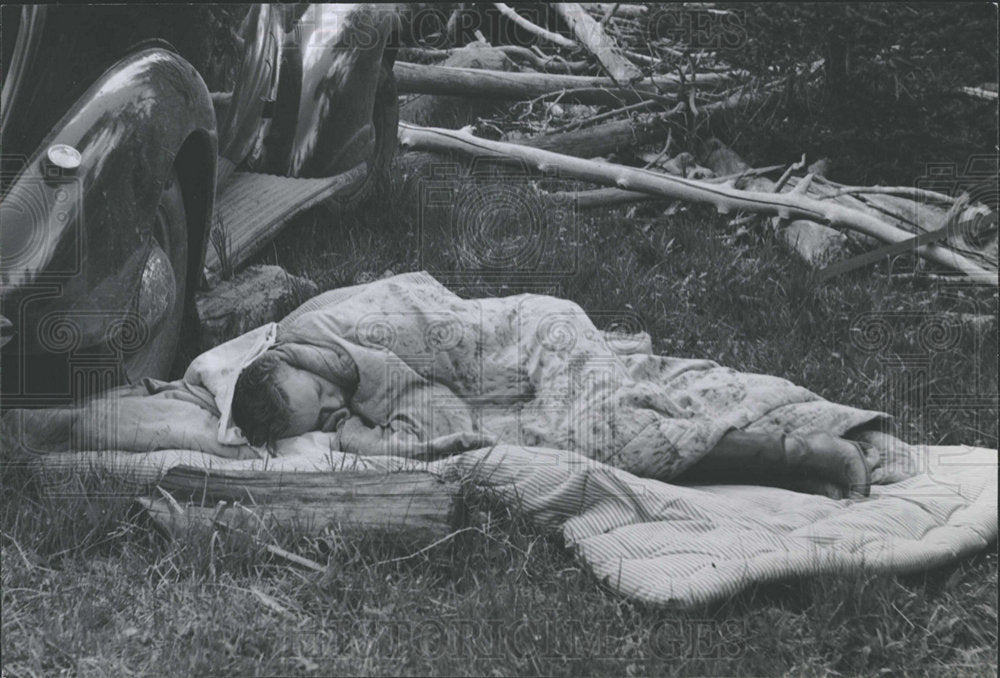 Press Photo Charles Hixon posses man Case Work  - Historic Images