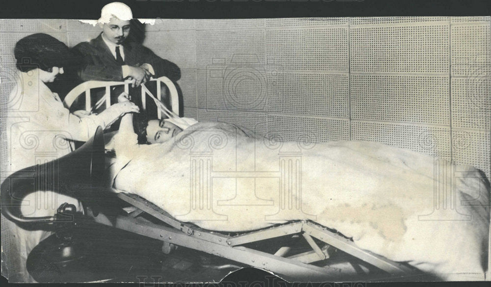 Press Photo Doctor Observing Sugar Patient Internation - Historic Images