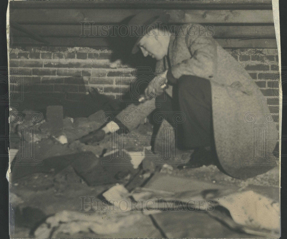 1934 Press Photo Maus Digging Basement Floor  - Historic Images