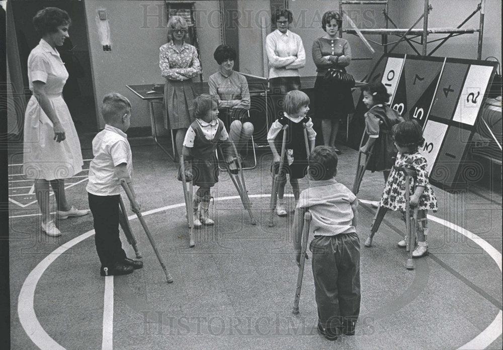 1965 Press Photo Mickey Nurse Hospital Therapist enjoy - Historic Images