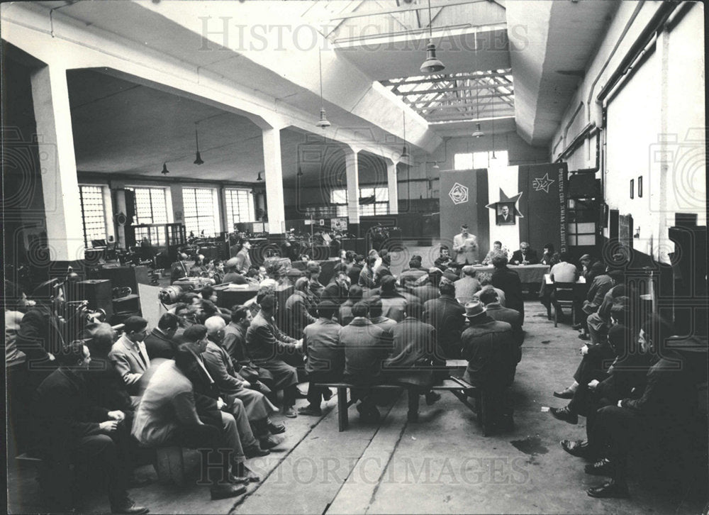 1965 Press Photo Krusik Textile Machine Labor Meeting - Historic Images