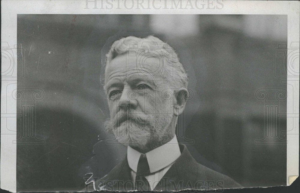 Press Photo Gardner chief supporter wears suits pose  - Historic Images