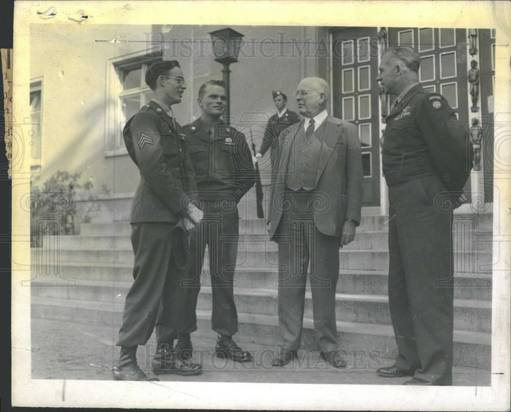 1945 Press Photo Homefolk Met Berlin Politician German - Historic Images