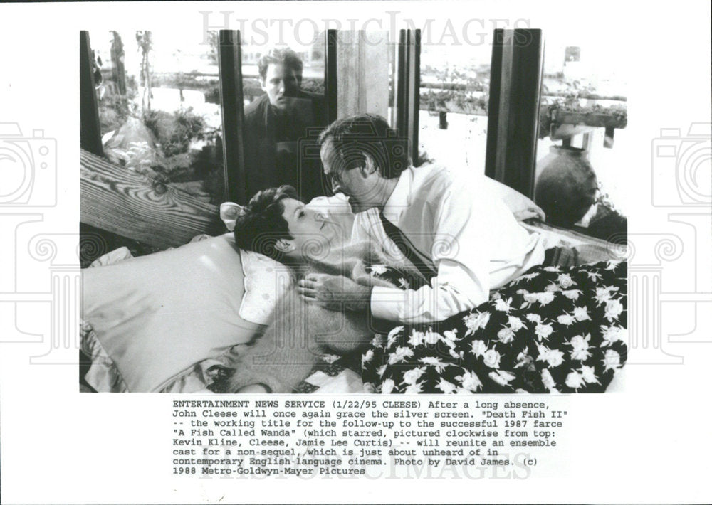 1995 Press Photo Entertainment John Cleese Kelvin Kline - Historic Images