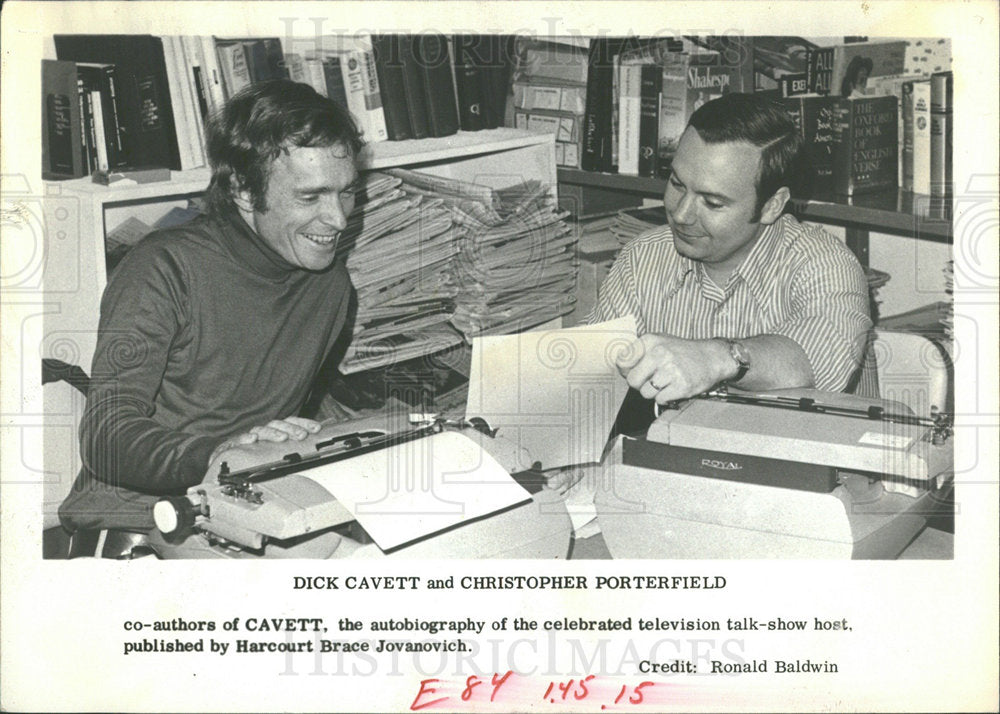 1974 Press Photo Author Dick Cavett Christopher Brace  - Historic Images