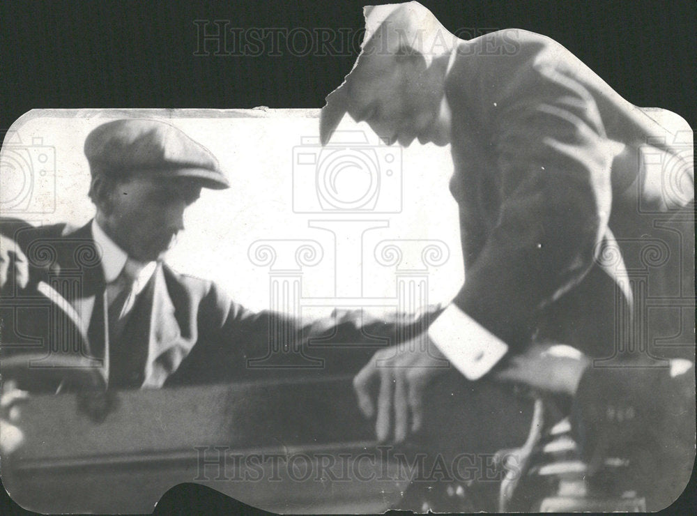 Press Photo Sen Hughes sits car attend party meeting  - Historic Images