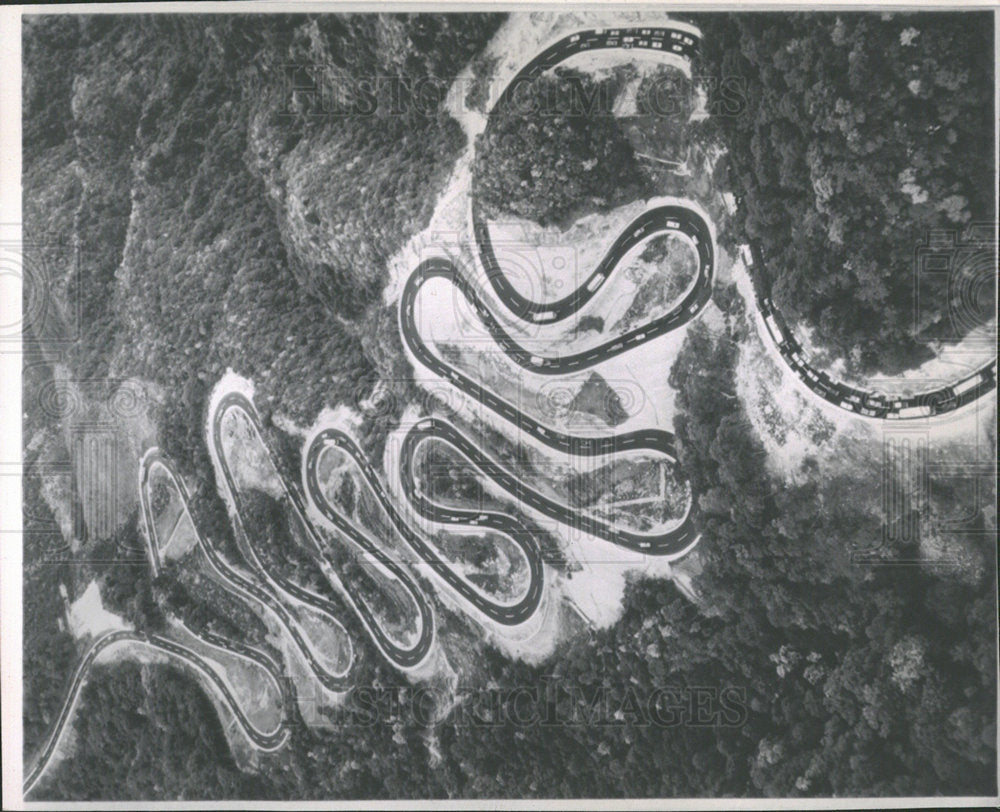 1965 Press Photo Japanese driver switch Highway Tokyo - Historic Images