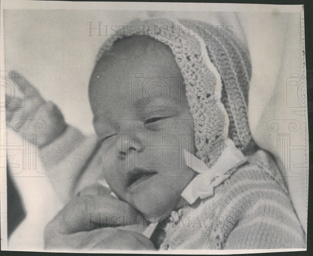 1963 Press Photo Andrew Fischer quint James baby clinic - Historic Images