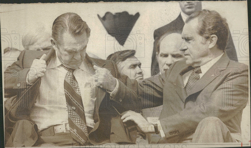 1974 Press Photo George Wallace Alabama Nixon Topcoat - Historic Images