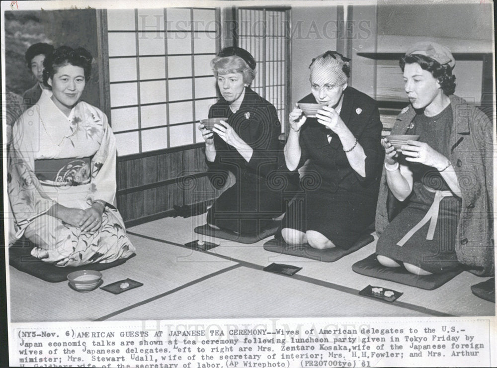 1961 Press Photo American Guests at Japanese Tea Party. - Historic Images
