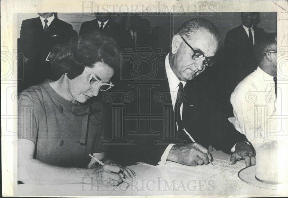 1965 Press Photo Mr Mrs Lyndon Johnson signing document - Historic Images