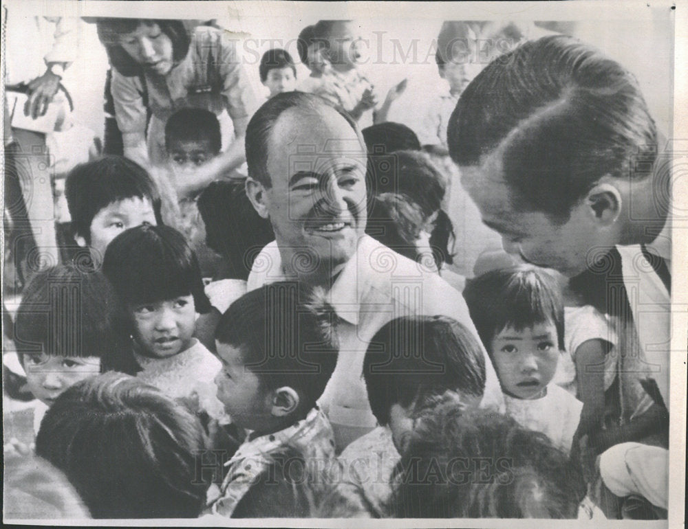 1966 Press Photo Vice President Hubert Humphrey Politic - Historic Images