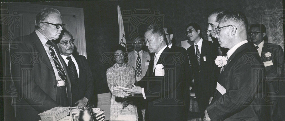 1976 Press Photo Mayor Bill Nicholas Yuichi Yamado Left - Historic Images