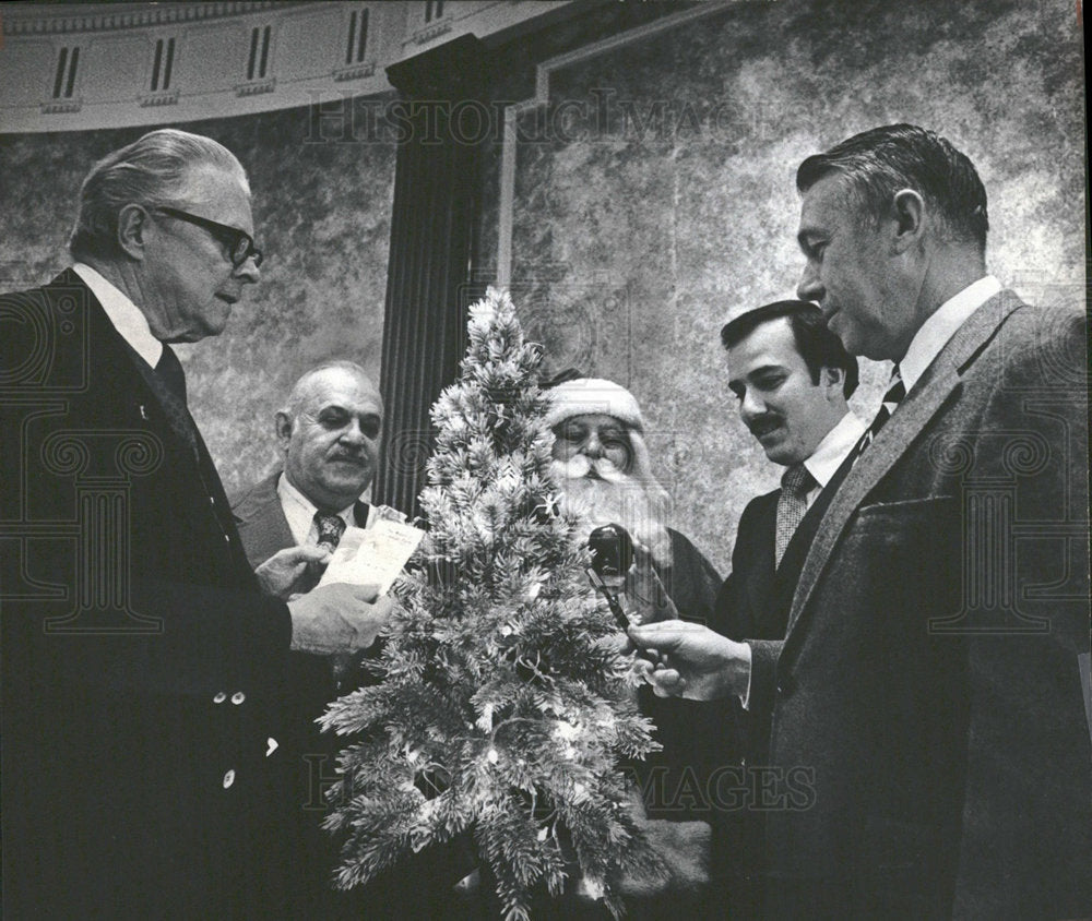 1976 Press Photo Mayor Bill MC Nichols Christmas Santa - Historic Images