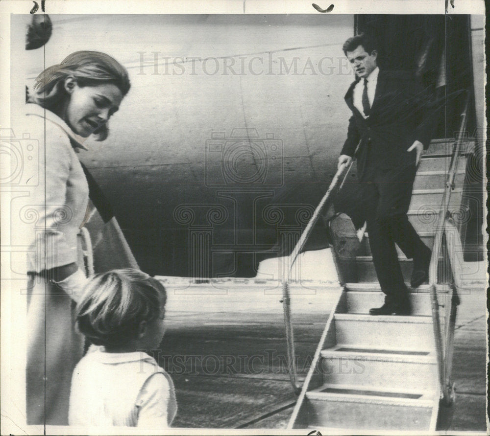 1964 Press Photo Senator Edward Kennedy Teddy Plane Pic - Historic Images
