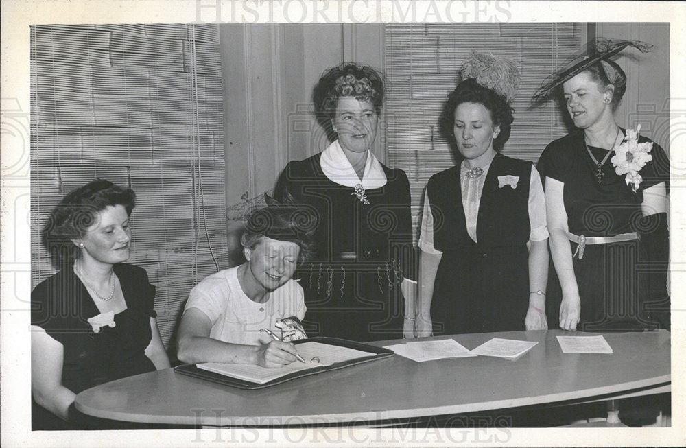 Press Photo Mrs Butty Mahn  Mrs ET Schroth Mrs Nerman  - Historic Images