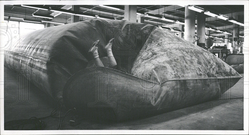 1964 Press Photo PIllow Tank Pix Desil Goodyear Company - Historic Images
