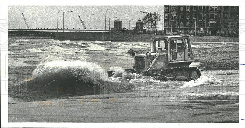 1978 Press Photo Wild Waves Hamper Beach Preparations. - Historic Images