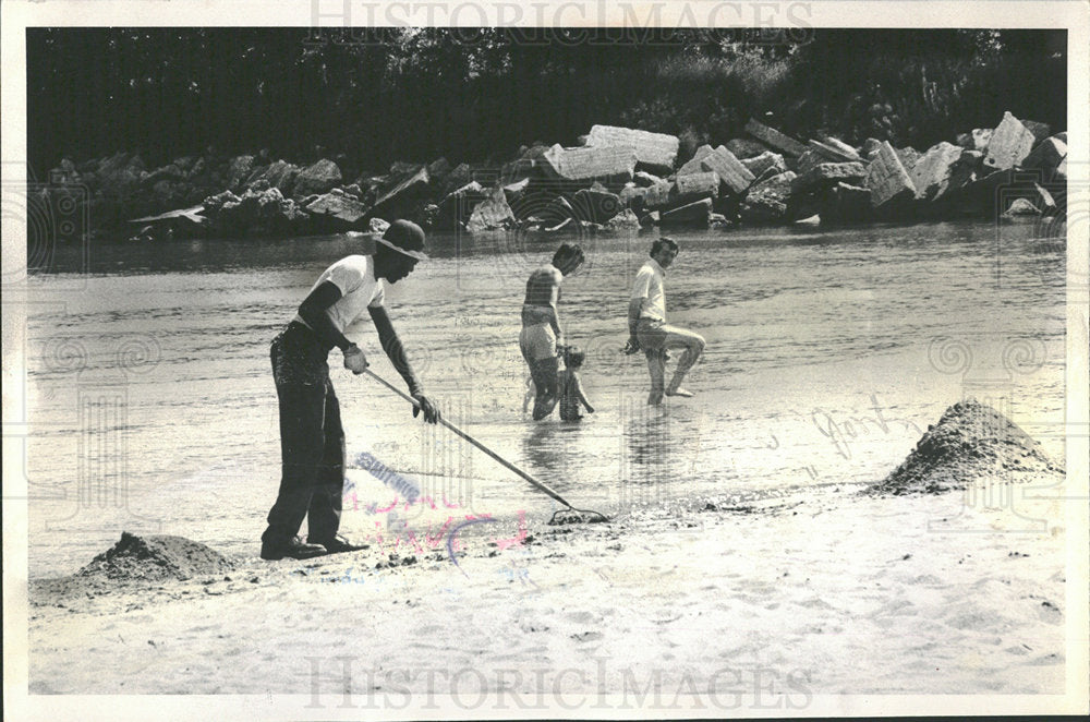 1980 Press Photo South Shore Country Club Clean Up - Historic Images