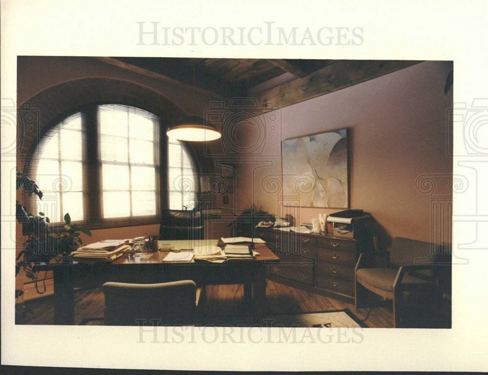 1986 Press Photo Detroit Badge Globe Interior Office - Historic Images