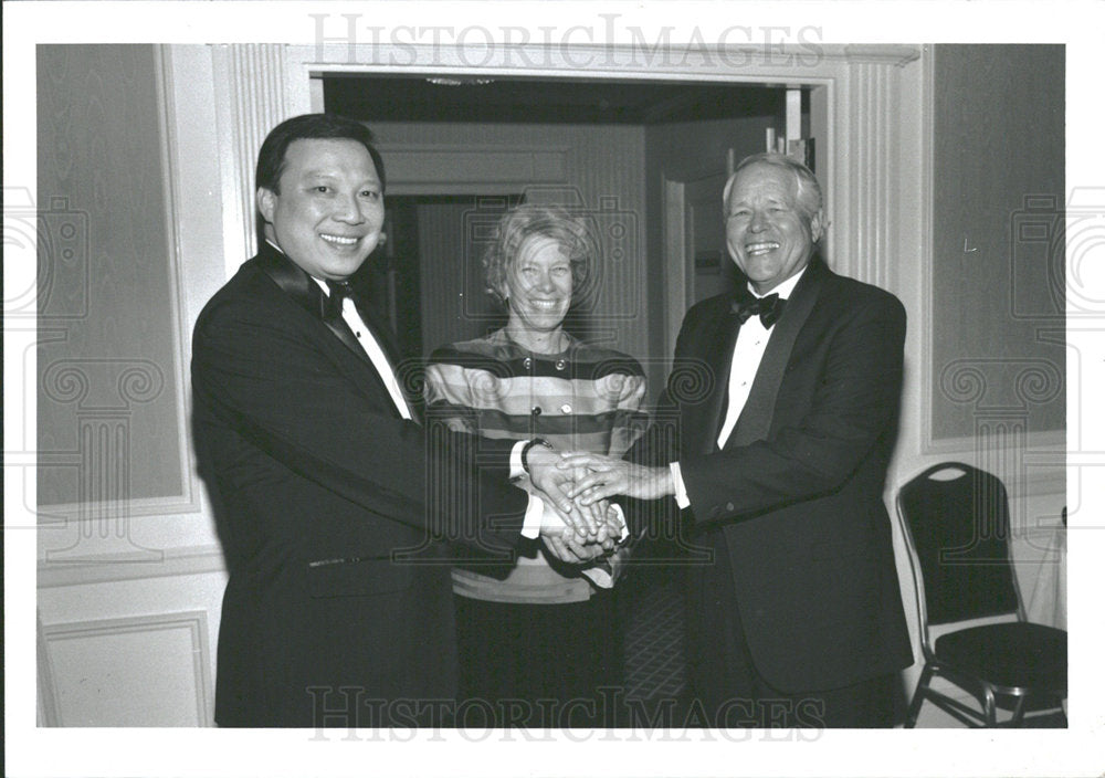 1996 Press Photo Desmond Wong Harvard Club Chicago - Historic Images