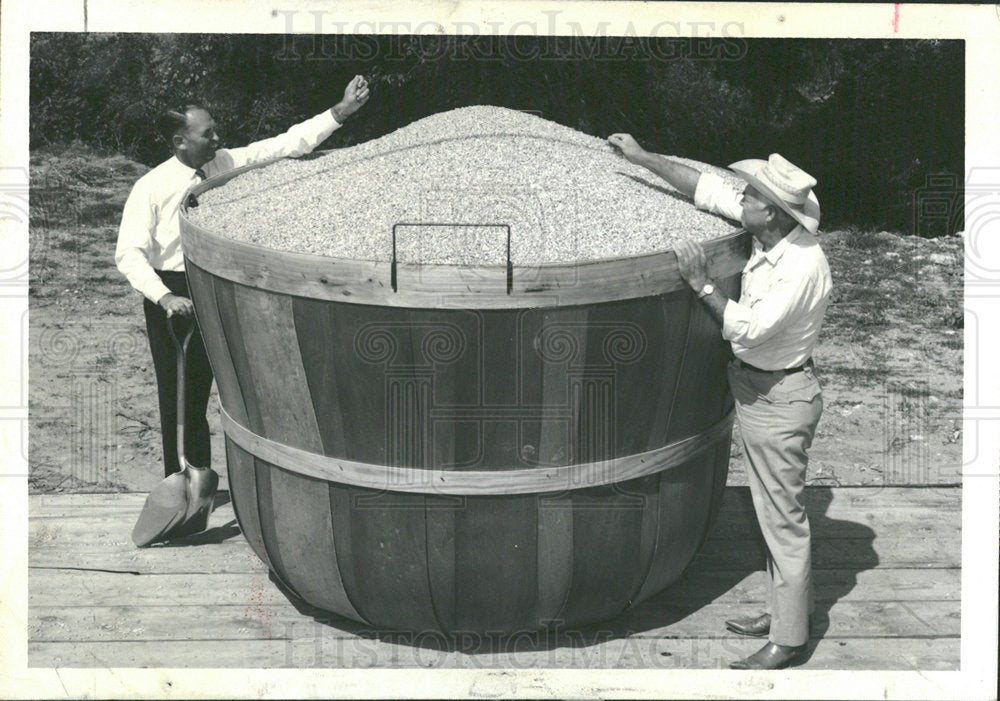 1961 Press Photo Shelled Corn bushel basket Rugualr  - Historic Images
