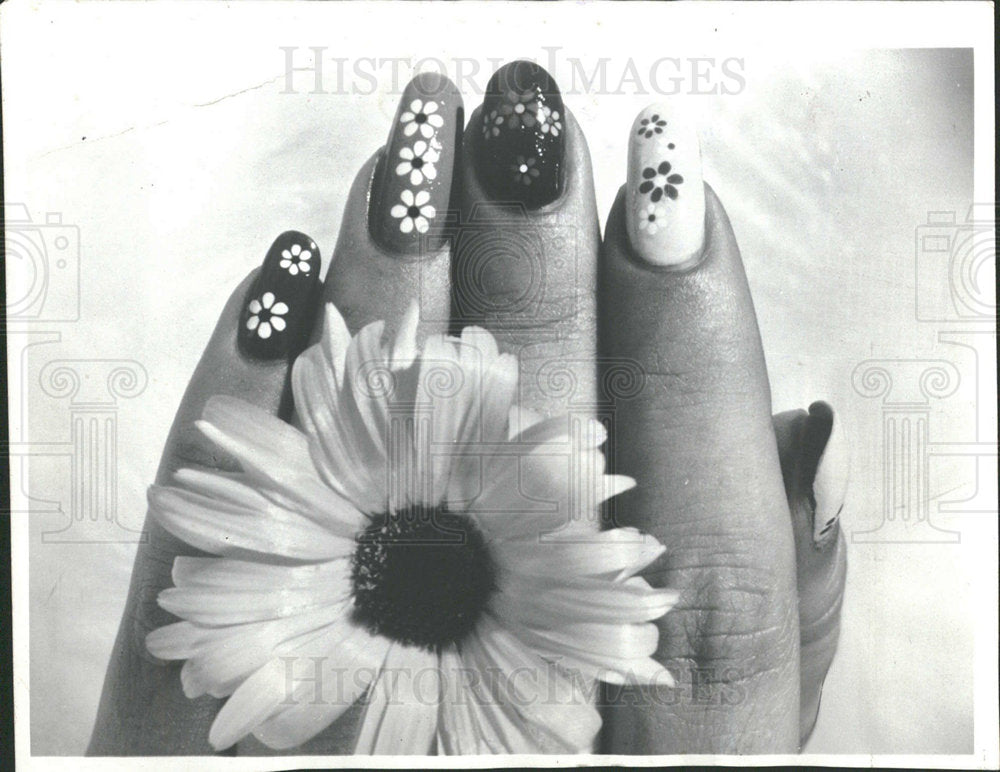 1973 Press Photo Fingertip tricks polishing nails color - Historic Images