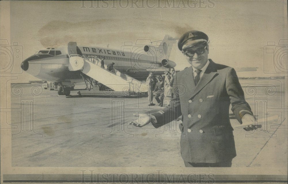 1967 Press Photo Roberto Mata Mexicana Airlines Chicago - Historic Images