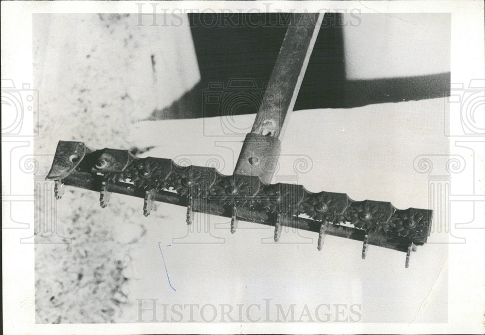 1974 Press Photo Cutting grass lawn mower handle blade  - Historic Images