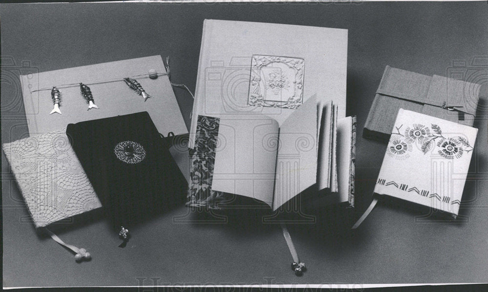 1989 Press Photo Hand Made Books Young Maureen Sharp   - Historic Images