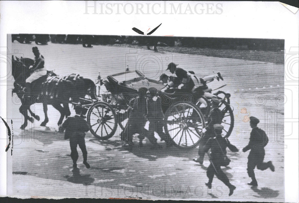 1959 Press Photo Student Attacked Carriage Hounded  - Historic Images