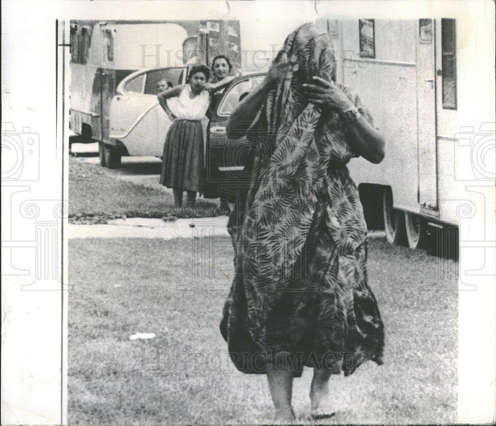 1957, Gypsy woman hiding face skirt shouts - RRY31345 - Historic Images