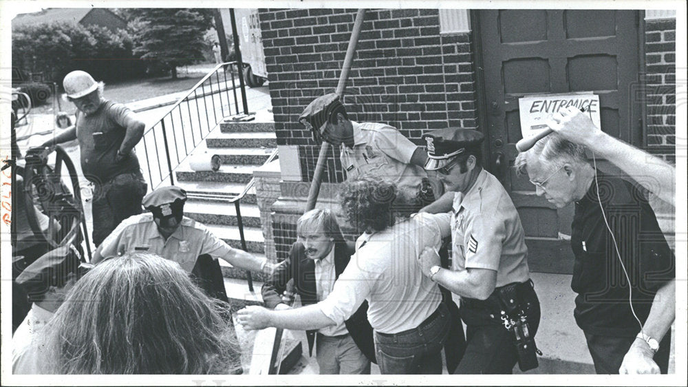 1981 Press Photo Mischa demonstrators Nader Joe Police - Historic Images
