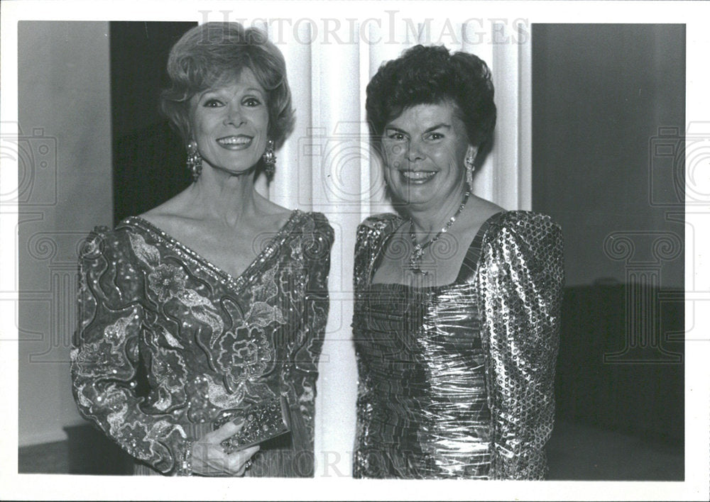 1990 Press Photo Paula Trienens Priscilla Richman Jewel - Historic Images