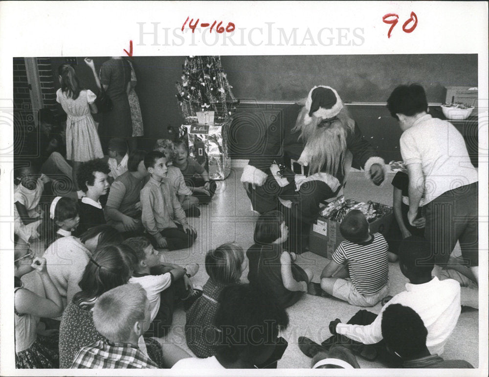 1967 Press Photo Santa Claus Parkland School Party - Historic Images
