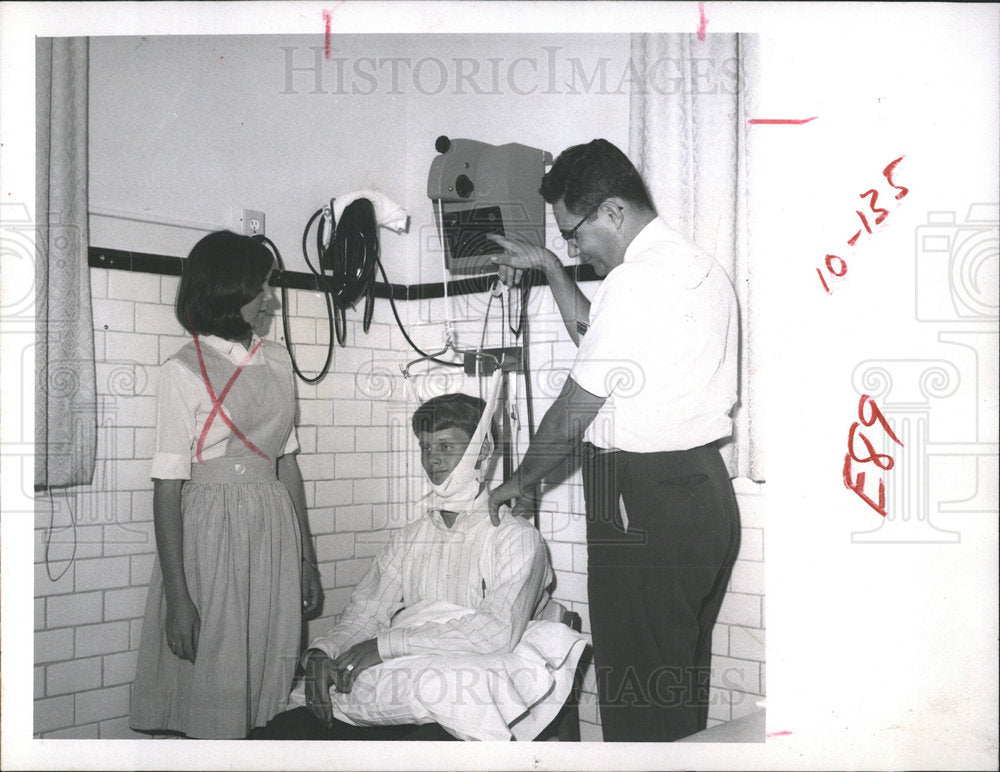 1967 Press Photo Para medics Brincklow Marvin Zylstra  - Historic Images